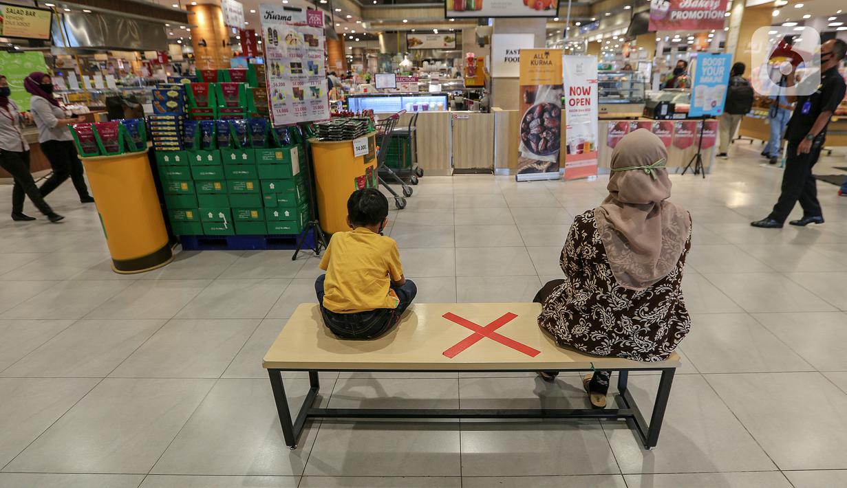 Pengunjung duduk dengan menjaga jarak atau physical distancing di supermarket AEON Mall BSD City, Tangerang, Rabu (3/6/2020). AEON Mall BSD City menerapkan physical distancing di beberapa tempat duduk untuk mengurangi penyebaran Covid-19. (Liputan6.com/Fery Pradolo)