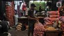 Pedagang mengemas bawang putih di Pasar Induk Kramat Jati, Jakarta Timur, Rabu (14/12/2022). Ikatan Pedagang Pasar Indonesia (Ikappi) mencatat sejumlah komoditas pangan terus mengalami kenaikan menjelang Natal dan Tahun Baru (Nataru). (merdeka.com/Iqbal S. Nugroho)