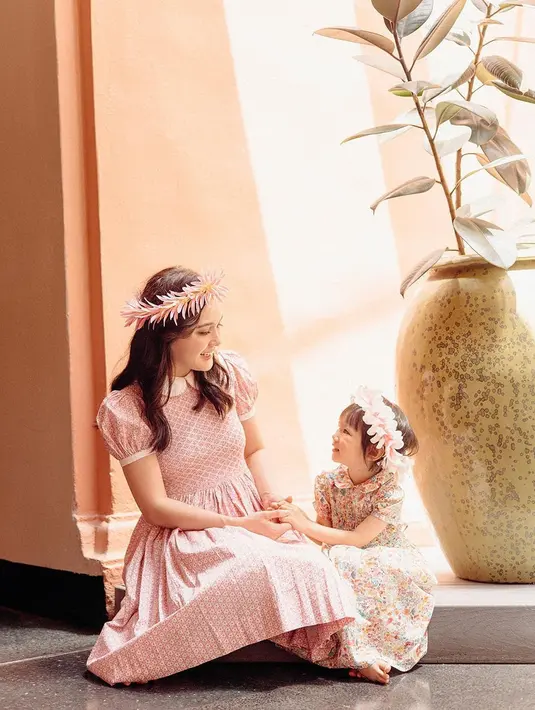 Itulah beberapa pemotretan Shandy Aulia bersama putrinya, Baby Claire yang mencuri perhatian. Pemotretan di salah satu hotel termahal. [Instagram/shandyaulia]