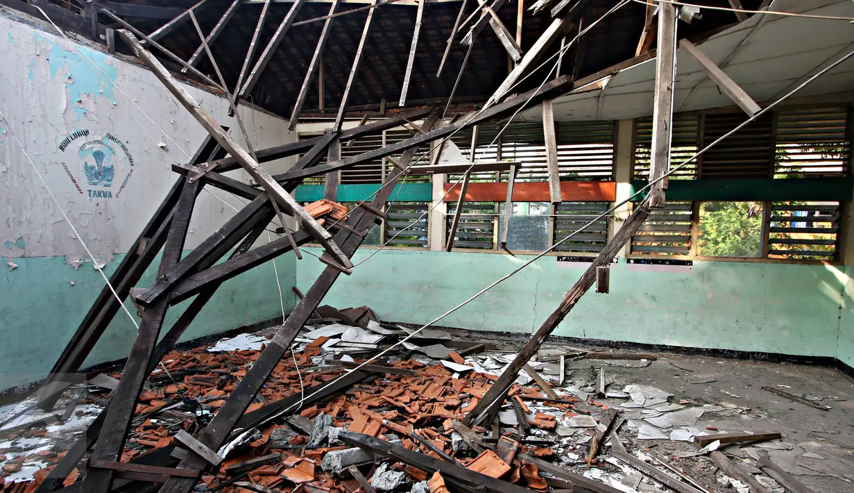 Ruang kelas yang rusak di SDN Klender 15, Jakarta Timur, Rabu (18/11/2015). Gedung sekolah yang dibangun tahun 1978 tersebut telah rusak dan terbengkalai selama tiga tahun. (Liputan6.com/Immanuel Antonius)