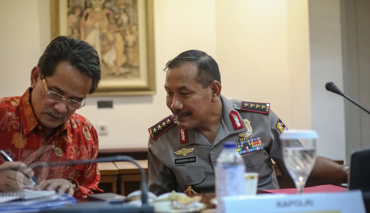 Kapolri Jenderal Badrodin Haiti (kanan) berdiskusi dengan Kepala BPS Suryamin saat rapat terbatas di Kantor Kepresidenan, Jakarta, Rabu (3/6/2015). Dalam rapat tersebut dibahas mengenai strategi ketersediaan bahan pokok. (Liputan6.com/Faizal Fanani)