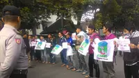 Unjuk rasa saat puncak peringatan KAA di Bandung (Liputan6.com/ Okan Firdaus)