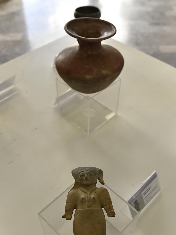 Patung dan bejana yang ditemukan di Ekuador ditampilkan di Museum Nasional, Quito, Ekuador, Rabu (25/7). Sebanyak 13 kepingan artefak pra-Hispanik akan dilelang di Jerman. (Rodrigo BUENDIA/AFP)