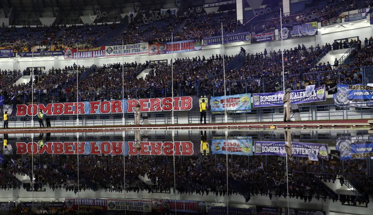 Bomber Persib Bandung saat mendukung timnya melawan PSM Makassar pada laga Torabika SC 2016 di Stadion Gelora Bandung Lautan Api, Sabtu (2/7/2016). (Bola.com/Nicklas Hanoatubun)