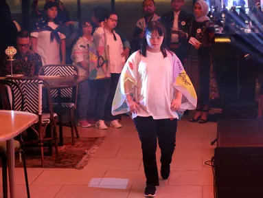 Anak-anak berbakat disabilitas membawakan karya seni pada perayaan 50 tahun Plan International Indonesia di Jakarta, Jumat (20/9/2019). Di momen itu juga diadakan lelang hasil kolaborasi seniman cilik Jaimee Maulana (12) bersama anak-anak dan kaum muda berbakat. (Liputan6.com/Fery Pradolo)