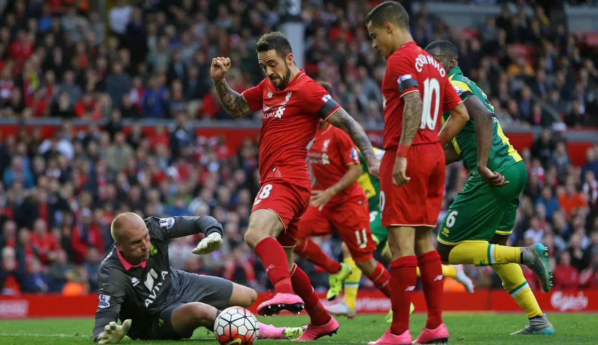 Kiper Norwich berusaha menahan serangan pemain Liverpool dalam laga Liga Premier Inggris di Stadion Anfield, Liverpool, Minggu (20/9/2015). (Action Images via Reuters/Alex Morton)