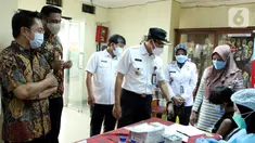 Walikota Jakarta Pusat Dhany Sukma (kanan), Director and COO Indosat Ooredoo Vikram Sinha dan Director and Chief Human Resources Officer Irsyad Sahroni meninjau Vaksinasi Covid-19 dengan Mobil Klinik Indosat Ooredoo di Kebon Melati, Jakarta (28/7/2021). (Liputan6.com/HO/Indosat)