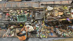 Petugas dari Dinas Kebersihan DKI mengumpulkan sampah yang menumpuk di kali yang berada di kawasan Cengkareng, Jakarta, Kamis (11/2). Kegiatan ini sebagai upaya Pemkot Jakarta Barat mengatasi banjir. (Liputan6.com/Faisal R Syam)