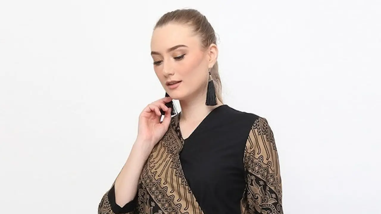 6 Model Baju Batik Elegan dan Mewah 2025, Tampil Stylish