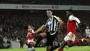 Bek Newcastle United, Sven Botman mencoba untuk memblokir tembakan dari penyerang Arsenal, Eddie Nketiah selama pertandingan lanjutan Liga Inggris di stadion Emirates di London, Rabu (4/1/2023). Hasil ini membuat Arsenal kini mengumpulkan 44 poin di puncak klasemen dan Newcastle berada di posisi ketiga dengan 35 poin. (AP Photo/Ian Walton)