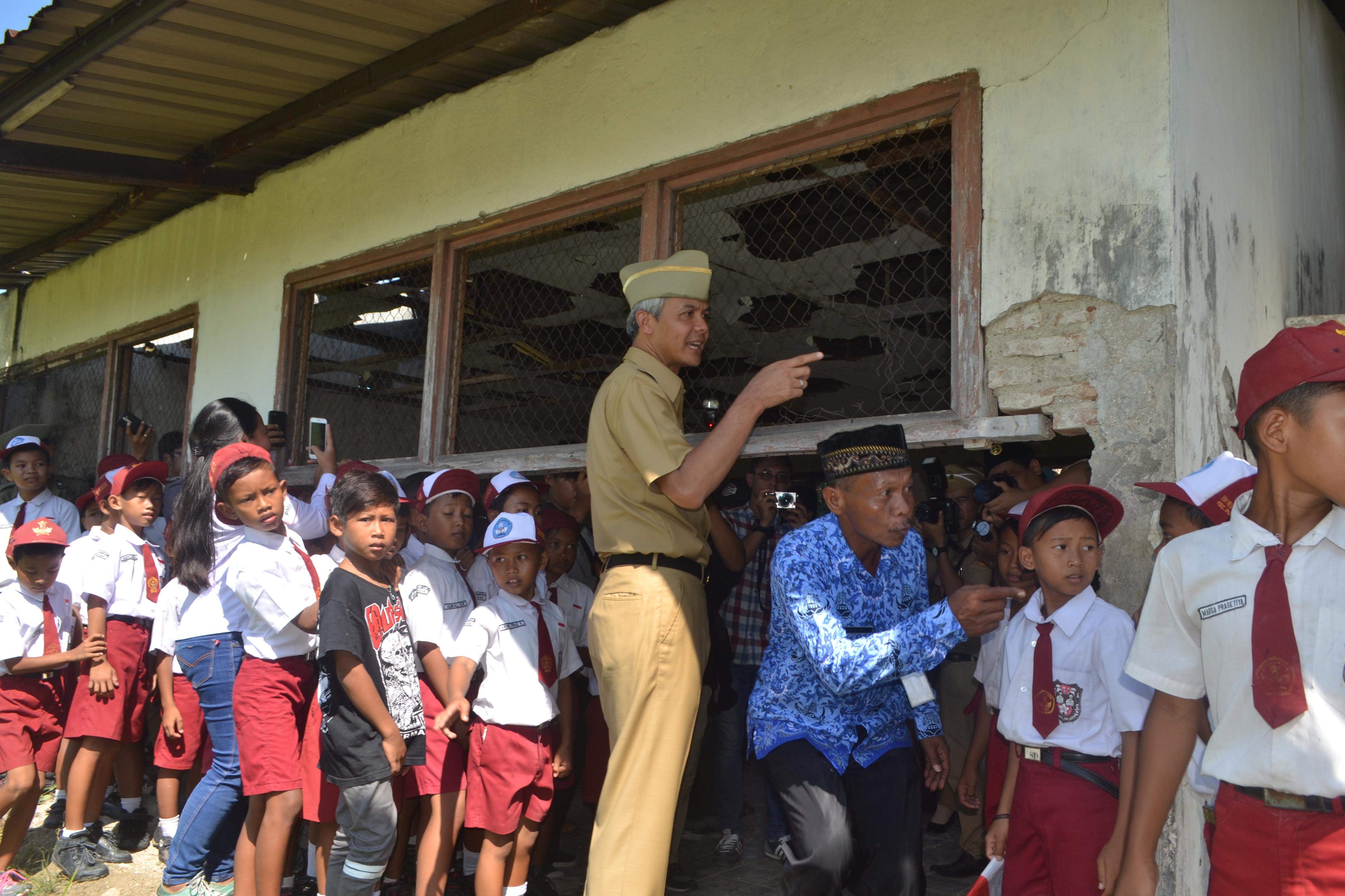 Doa unik yang dipanjatkan setiap pagi oleh para siswa dan guru SD di tengah hutan Grobogan itu sering dikabulkan. (Liputan6.com/Felek Wahyu)