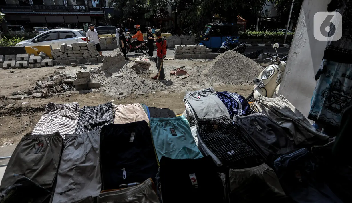 Selama ini, trotoar dan sebagian badan jalan ditempati PKL sehingga akses jalan menjadi lebih sempit. (Liputan6.com/Johan Tallo)