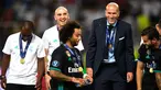 Zinedine Zidane dan asistennya David Bettoni merayakan di podium setelah memenangkan pertandingan melawan MU di Arena Philip II di Skopje (8/8). Gelar ini menjadi yang keenam bagi Zidane sebagai pelatih Los Blancos. (AFP Photo/Dimitar Dikloff)