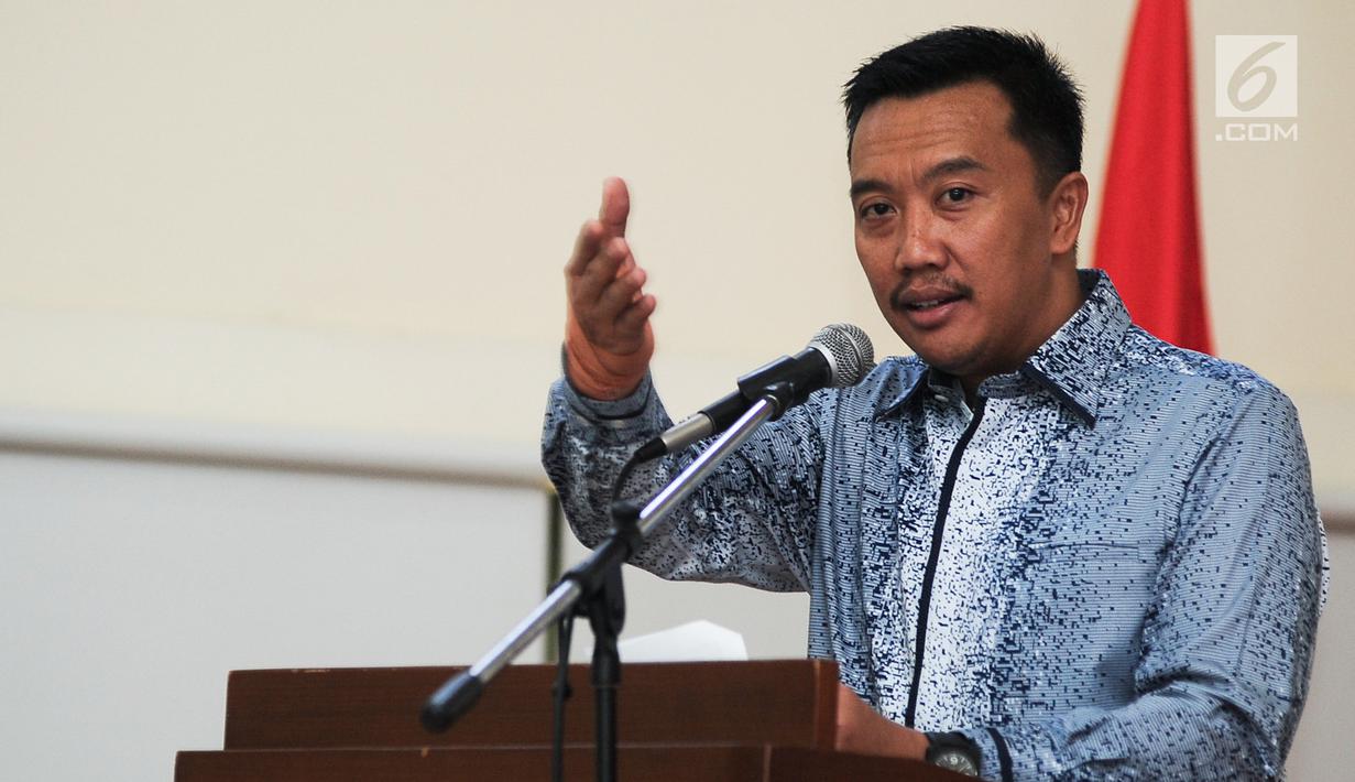 Menpora Imam Nahrawi memberikan sambutan pada pembukaan Pusdiklat Paskibraka Nasional 2017 di PP-PON Cibubur, Jakarta, Rabu (26/7). Sebanyak 68 putra dan putri terbaik dari 34 Provinsi di Indonesia menjalani Pusdiklat. (Liputan6.com/Yoppy Renato)