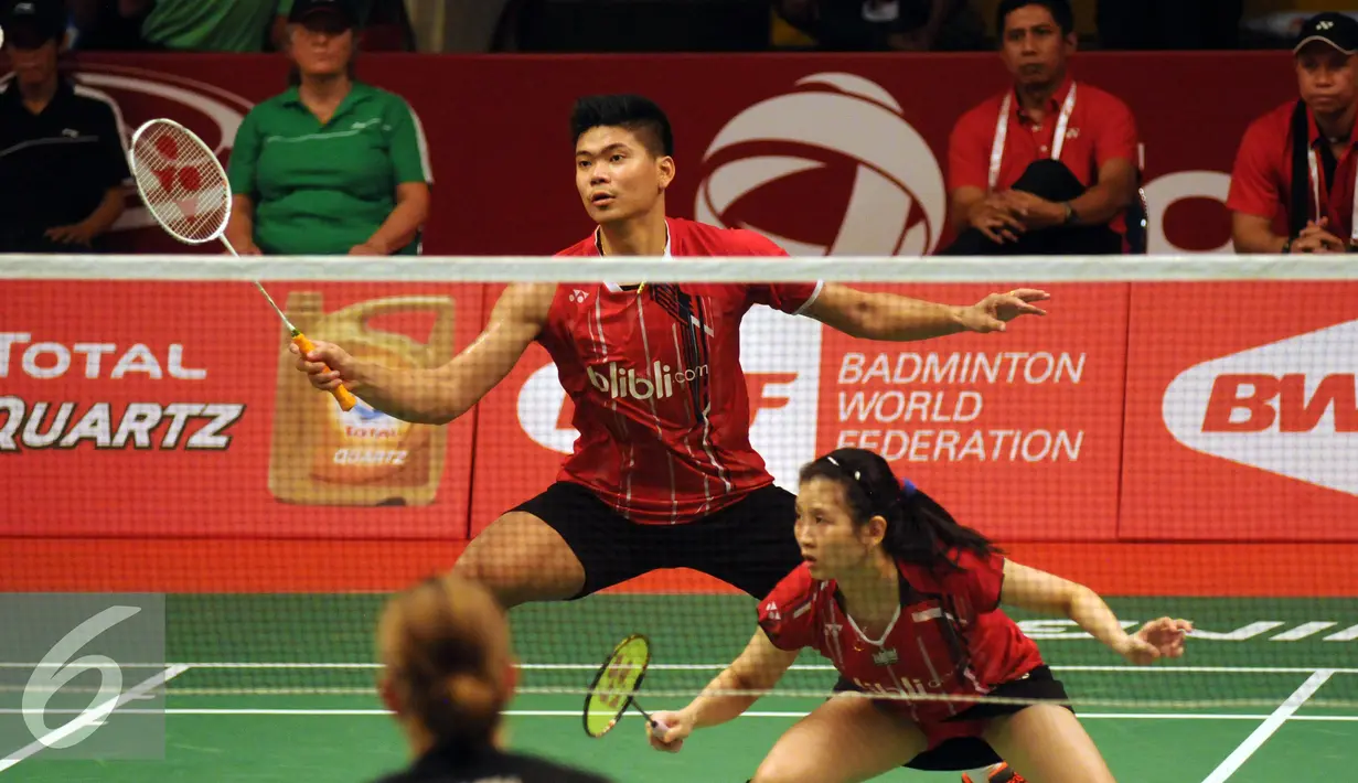 Ganda campuran Indonesia, Debby Susanto/Praveen Jordan saat laga melawan Joachim F Nielsen/Christina Pedersen di Total BWF World Championships 2015, Jakarta, Kamis (13/8/2015). Jordan/Debby unggul 22-20, 19-21, 23-21. (Liputan6.com/Helmi Fithriansyah)