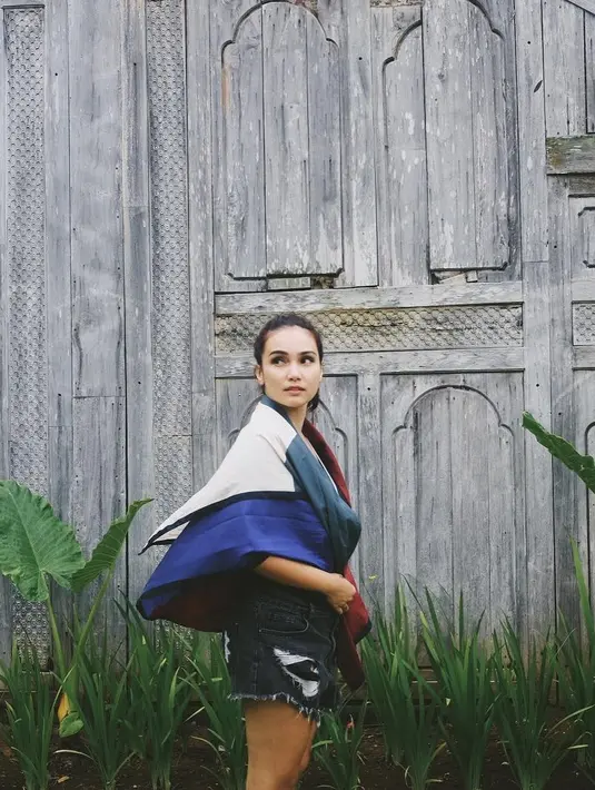 Generasi 90-an, ingat kah dengan nama Tante Amerika? Ya, sosok ini diperankan oleh Feby Febiola dalam sinetron Tersanjung. Karakter sebagai sosok yang ambisius sangat menarik pemirsa untuk terus menyaksikannya. (Instagram/febyfebiola_)