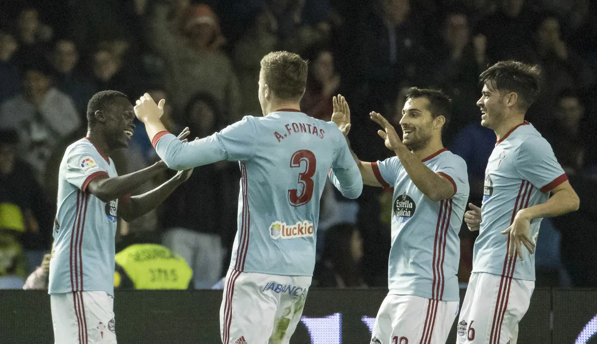 Para pemain Celta Vigo merayakan gol yang dicetak oleh Pione Sisto ke gawang Barcelona pada leg pertama babak 16 besar Copa del Rey di Stadion Balaidos, Kamis (4/1/2018). Kedua tim bermain imbang 1-1. (AP/Lalo R. Villar)
