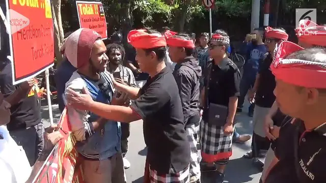 Unjuk rasa yang digelar Aliansi Mahasiswa Papua Komite Kota Bali,berlangsung tegang. Puluhan pecalang dan ormas juga mememaksa para demonstran bubar.