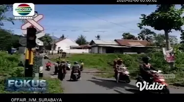 Kecelakaan di perlintasan kereta api tanpa palang pintu kembali terjadi. Sebuah mobil sedan ringsek setelah ditabrak Kereta Api Mutiara Timur jurusan Banyuwangi – Surabaya di Kelurahan Klatak, Kecamatan Kalipuro, Banyuwangi, Rabu siang.