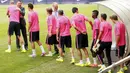 Presiden FC Barcelona Josep Maria Bartomeu (kiri) menyambut pemain mereka saat sesi latihan di Joan Gamper training camp, (25/7/2014). (REUTERS/Albert Gea)