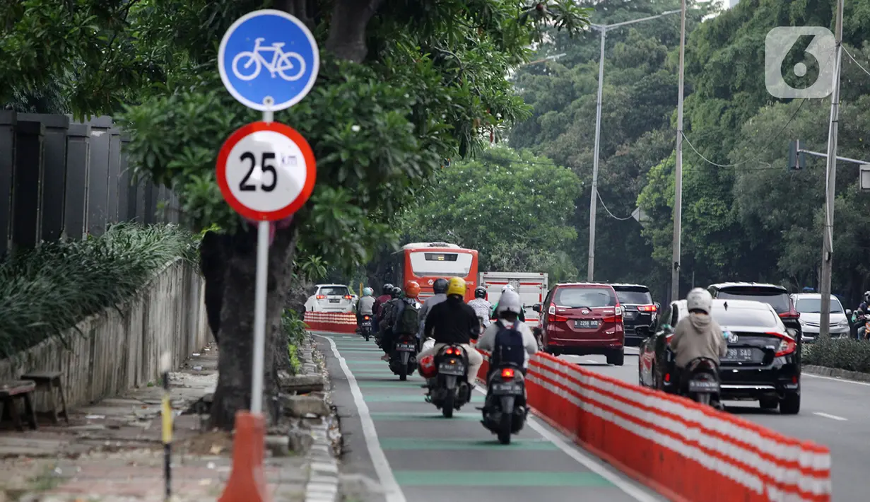 Pengendara kendaraan bermotor berjalan melewati  jalur khusus sepeda yang berada di Jalan Pejompongan Raya, Jakarta Pusat,Selasa (15/11/2022). Kepala Dinas Perhubungan Jakarta Syafrin Liputo memastikan tidak ada pembangunan jalur sepeda di 2023 dan akan mengevaluasi efektivitas pemanfaatan jalur sepeda eksisting di ibukota Jakarta. (merdeka.com/Arie Basuki)