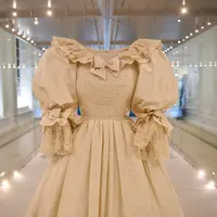 Gaun pengantin Putri Diana, Princess of Wales, terlihat dipajang untuk pameran "Royal Style in the Making" di Istana Kensington di London, Rabu (2/6/2021). Pameran yang dibuka untuk pengunjung pada Kamis, 3 Juni 2021, ini akan berlangsung hingga 2 Januari 2022. (JUSTIN TALLIS / AFP)