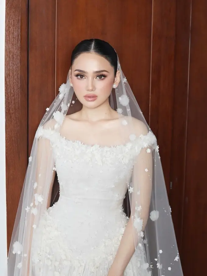Pesona Istri El Rumi, Syifa Hadju di Resepsi Bali, Tampil Luminous dengan Sentuhan Glazed Skin Makeup Look