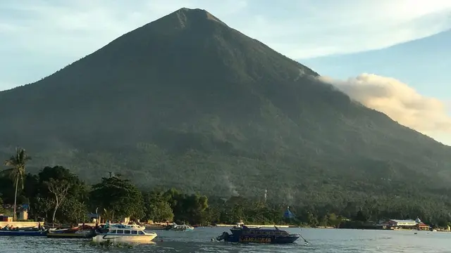 Gunung Kie Matubu di Maluku.