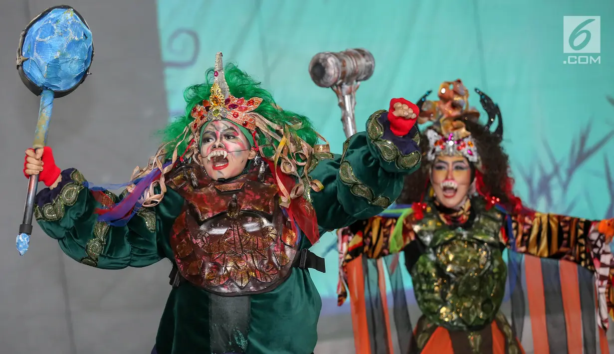 Pemain Teater Koma mementaskan Mahabarata di Kampus Tarumanegara Cilandak, Jakarta, Rabu (17/7/2019). Teater Koma kembali menggelar pentas Mahabarata bercerita Semar dan Tagog yang ditugaskan turun ke marcapada (bumi/Planet Jawa) pada 25 Juli-4 Agustus 2019 di TIM. (Liputan6.com/Fery Pradolo)