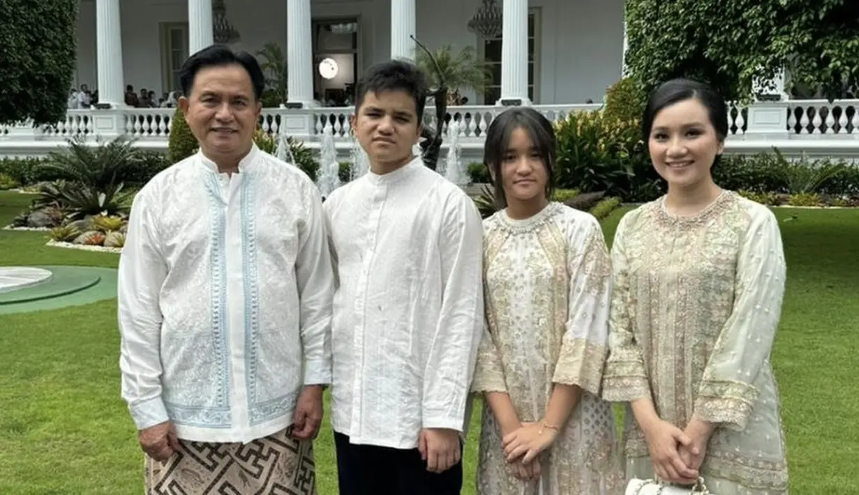 <p>Pada perayaan Lebaran, ia mengenakan abaya dengan warna manis. Aksen payet semakin mengoptimalkan gaya. [Foto: Instagram/ Yusril Ihza Mahendra]</p>