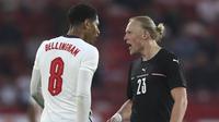 Gelandang Inggris, Jude Bellingham (kiri) terlibat adu mulut dengan gelandang Austria, Xaver Schlager dalam laga uji coba menjelang berlangsungnya Euro 2020 di Riverside Stadium, Middlesbrough, Rabu (2/6/2021). Inggris menang 1-0 atas Austria. (AP/Scott Heppell/Pool)