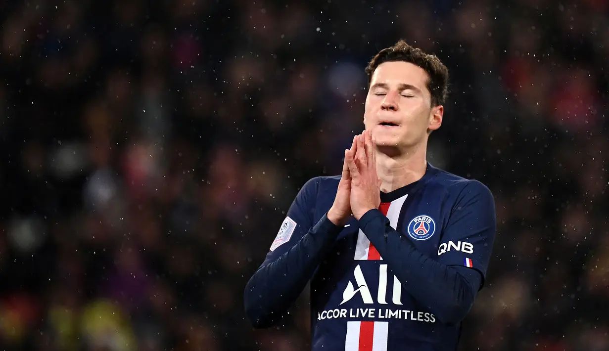 Julian Draxler telah mendapatkan kontrak baru di PSG belum lama ini. Namun tidak ada jaminan dirinya akan menjadi pilihan utama menilik penampilannya belum menunjukkan performa sesuai harapan pelatih Mauricio Pochettino. (Foto: AFP/Franck Fife)