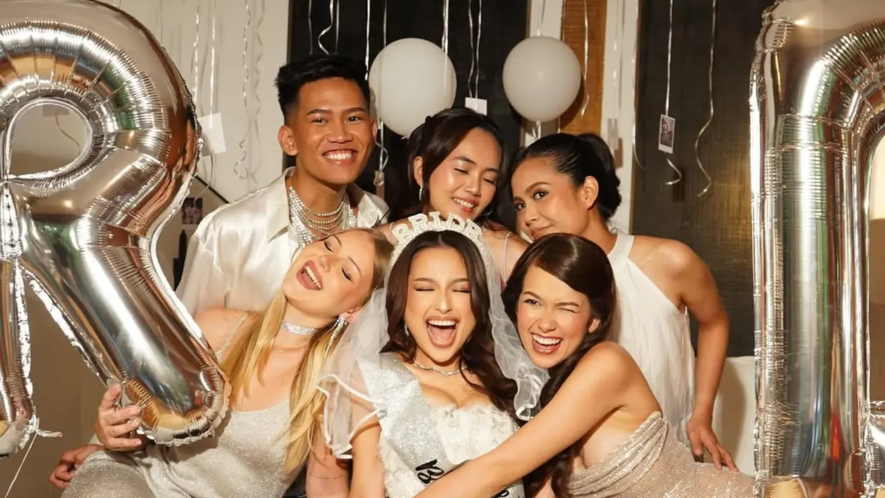 Jelang Menikah dengan Justin Hubner, Jennifer Coppen Pancarkan Aura Bride-to-Be Elegan Pakai Mini Dress Putih dan Veil Saat Bridal Shower