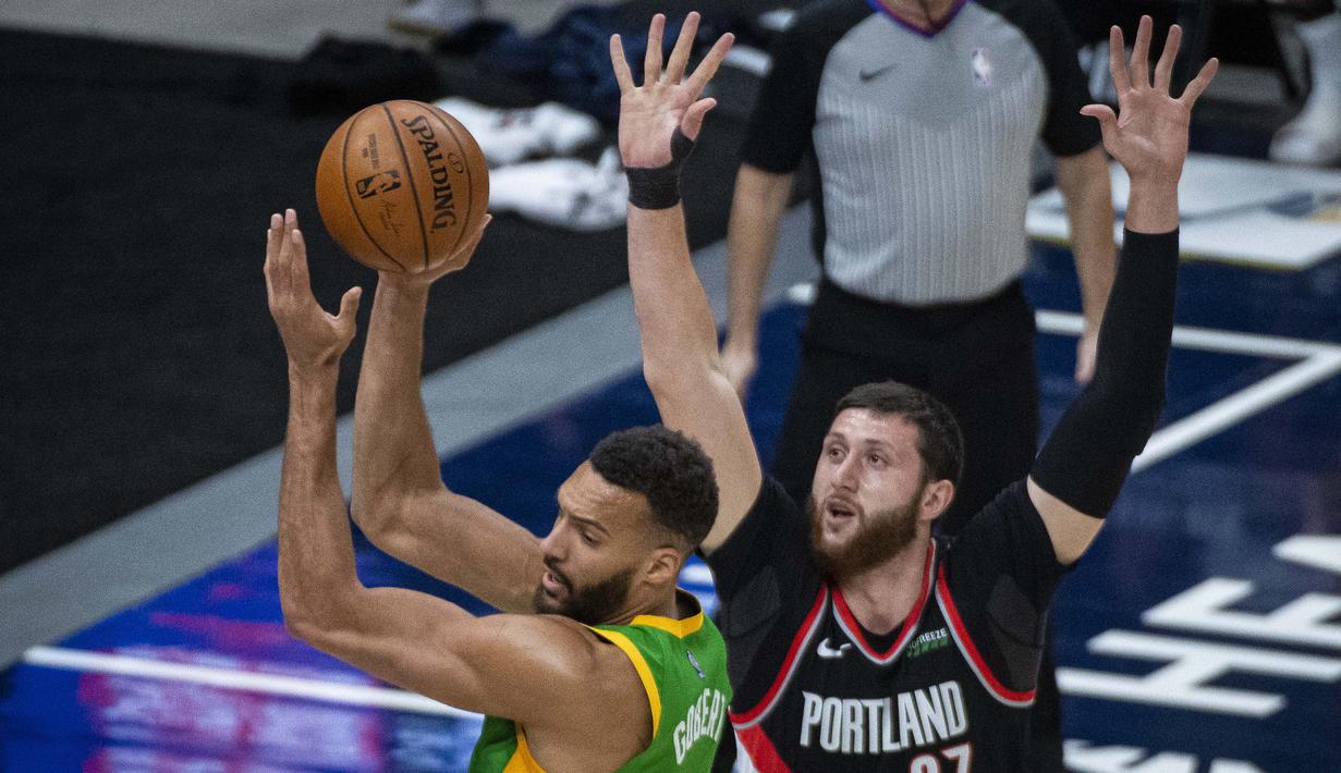 Kesuksesan Jusuf Nukic di tanah rantau tak membuatnya lupa asal usul. Memiliki badan besar tak lantas membuatnya lupa dengan Tuhan Yang Maha Besar. (Foto: AP/Isaac Hale)
