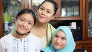 Jarang muncul, gaya serta dandanan ibu anak ini makin modern kekinian.