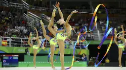 Tim Senam Ritmik dari Jepang beraksi dengan menggunakan ribbons pada final di Olympic Arena, Rio de Janeiro, Brasil. (REUTERS/Mike Blake)