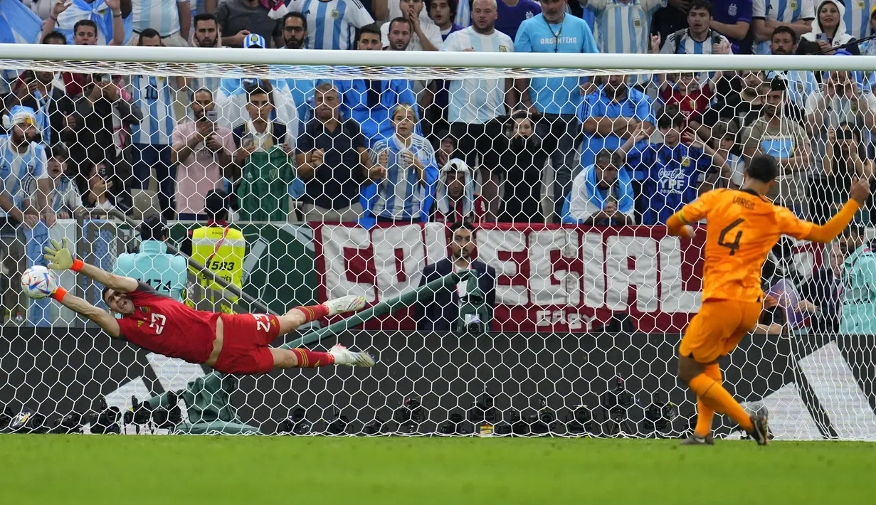 Kiper Argentina Emiliano Martinez gagal mmenghalau bola tendangan bek Belanda Virgil van Dijk pada  babak perempat final Piala Dunia 2022 di Lusail Iconic Stadium, Sabtu (10/12/2022) dinihari WIB. Argentina melewati babak perempat final dengan susah payah.  (AP Photo/Natacha Pisarenko)