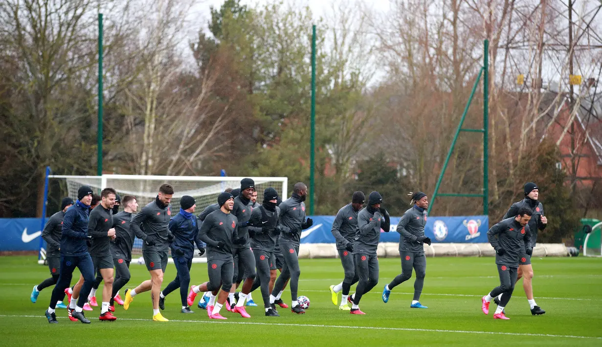 Para pemain Chelsea berlari saat sesi latihan di Cobham Training Ground, Cobham, Inggris, Senin (24/2/2020). Chelsea akan menjamu Bayern Munchen pada leg pertama babak 16 besar Liga Champions. (Adam Davy/PA via AP)