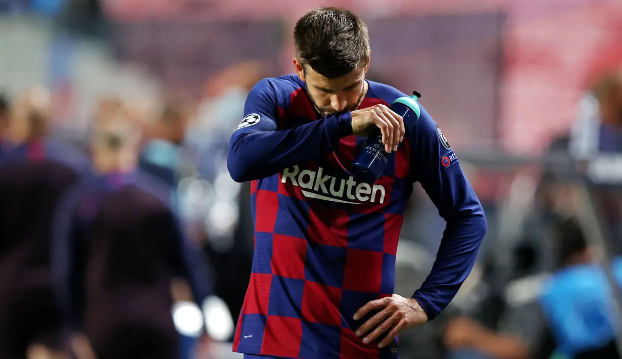 Bek Barcelona, Gerard Pique, tampak lesu usai ditaklukkan Bayern Munchen pada laga perempat final Liga Champions di Estadio da Luz, Sabtu (15/8/2020). Barcelona takluk 2-8 dari Bayern Munchen. (Rafael Marchante / POOL / AFP)