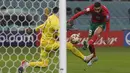 Maroko lagi-lagi mengancam gawang Kroasia, Youssef En-Nesyri yang sudah berhadapan dengan Dominik Livakovic gagal menyelesaikan tendangannya dengan baik. (AP Photo/Thanassis Stavrakis)