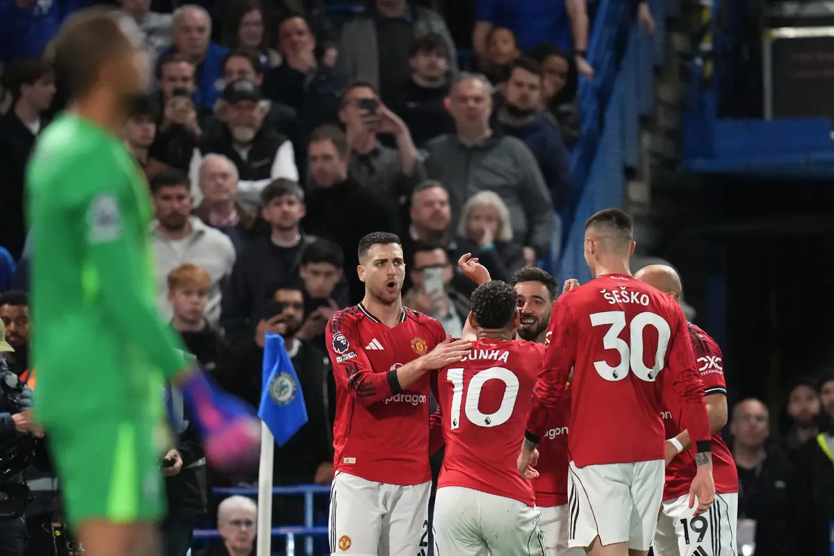 Skuad Manchester United merayakan golnya ke gawang Chelsea di pekan ke-33 Liga Inggris 2025/2026 di Stamford Bridge, Minggu (19/04/2026) dini hari WIB.