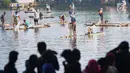 Warga menjala ikan saat tradisi Ngubek Situ di Situ Gede, Bogor, Minggu (13/5). Kegiatan pesta rakyat yang diikuti ratusan warga Bogor tersebut diselenggarakan untuk menyambut Bulan Suci Ramadan 1439 H. (Merdeka.com/Arie Basuki)