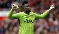 Selebrasi Andre Onana saat Manchester United (MU) menghadapi RC Lens pada laga uji coba di Old Trafford, Sabtu (5/8/2023) malam WIB. (Nick Potts/PA via AP)