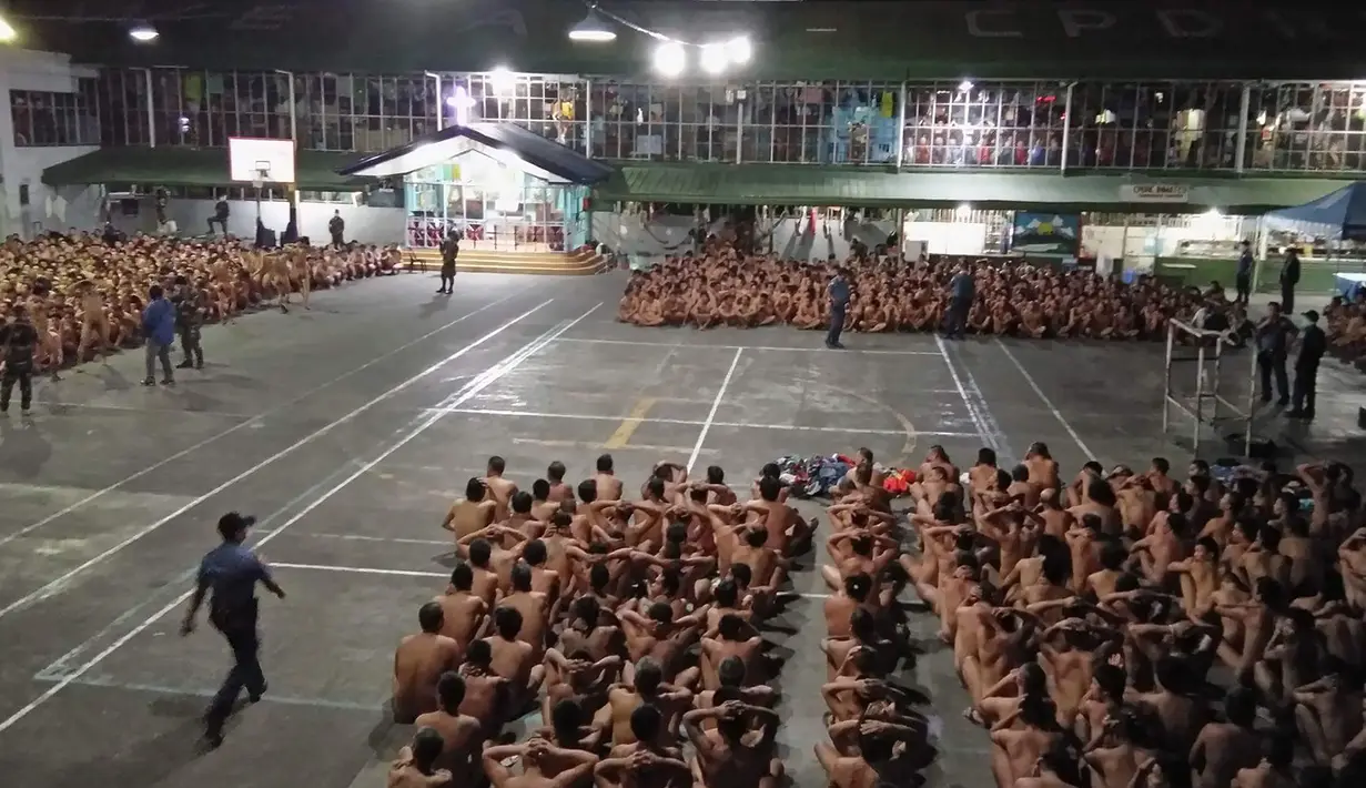 Badan Anti Narkoba Filipina pada Kamis (2/3) merilis foto ratusan tahanan yang ditelanjangi dan dikumpulkan di lapangan penjara di Provinsi Cebu, sambil digeledah untuk mencari barang-barang terlarang. (MERLIE DACUNOS/CEBU PROVINCIAL POLICE OFFICE/AFP)