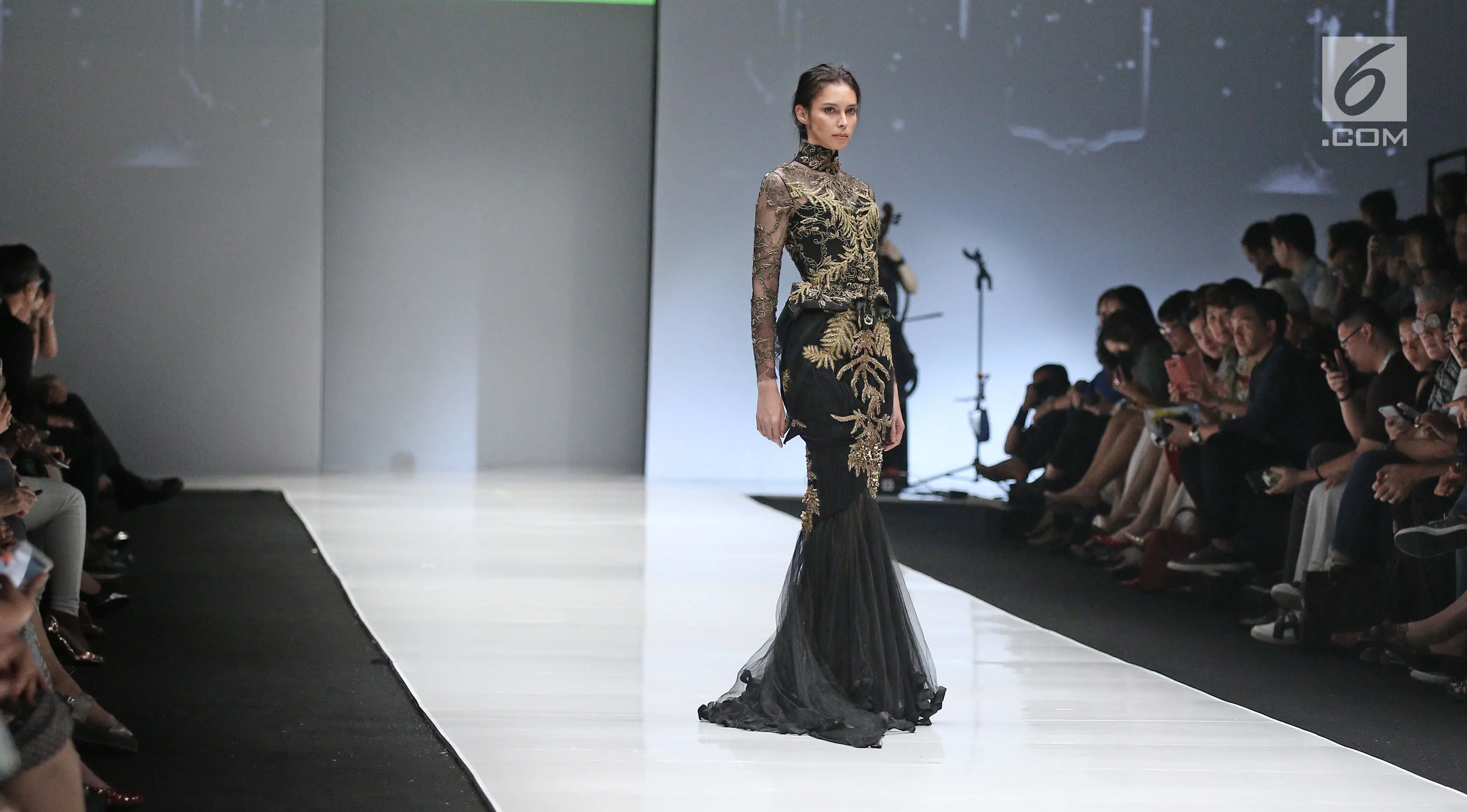 Model berjalan diatas catwalk membawakan rancangan Sapto Djojokartiko saat pembukaan Jakarta Fashion Week 2018 di Senayan City, Jakarta, Sabtu (21/10). JFW 2018 mengusung tema 'Bhinneka dan Berkarya'. (Liputan6.com/Herman Zakharia)