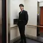 Aktor Korea Selatan, Song Kang hadir dengan pakaian serba hitam, terdiri dari atasan jas, celana panjang, sepatu oxford, dah sling bagnya. [@songkang_b]
