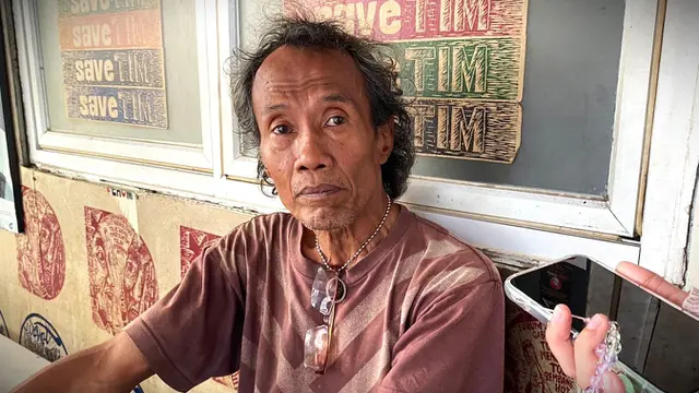Seorang seniman Taman Ismail Marzuki (TIM) Jakarta yang akrab dipanggil Budi Kuncir.