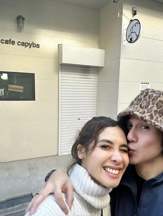 Dengan turtle neck nuansa khaki, ia tampak begitu stylish meskipun tak banyak aksesori tambahan yang dikenakannya.  [Foto: Instagram/ Marsha Timothy]