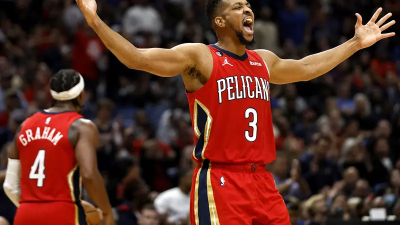 Selebrasi pemain Pelicans CJ McCollum saat melawan Mavericks di lanjutan NBA