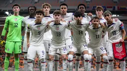 Starting XI Timnas Amerika Serikat U-17 berfoto sebelum dimulainya laga ketiga Grup E Piala Dunia U-17 2023 menghadapi Timnas Prancis U-17 di Jakarta International Stadium, Jakarta Utara, Sabtu (18/11/2023). (Bola.com/Bagaskara Lazuardi)